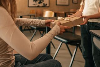 ŽENA-IN - Kvůli dárku pro paní učitelky si budu muset půjčit. Nechci dceru vystavit posměškům, říká Dana
